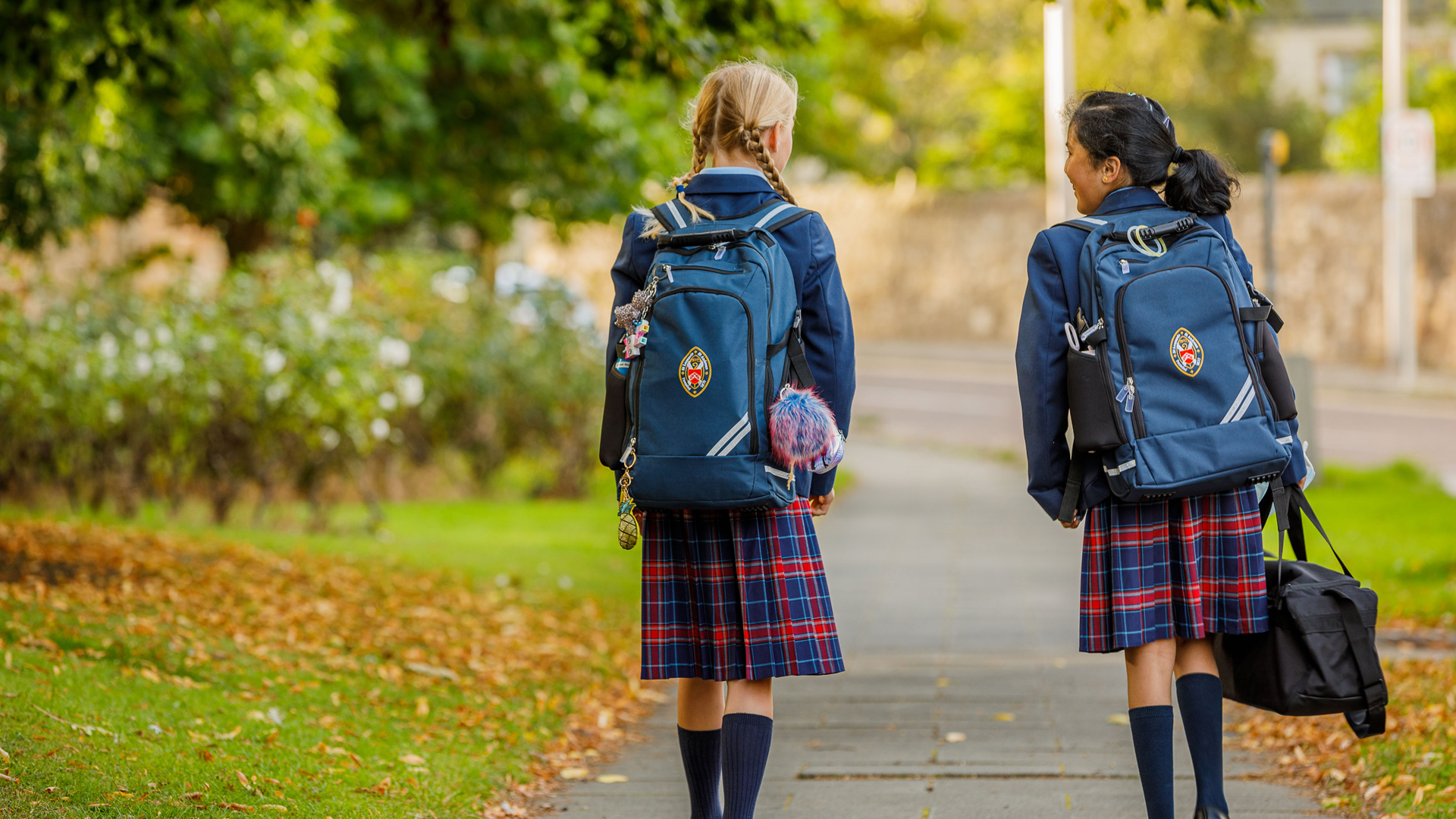 alumnas paseando con sus mochilas por el campus en el curso escolar en inglaterra en St. Leonards School