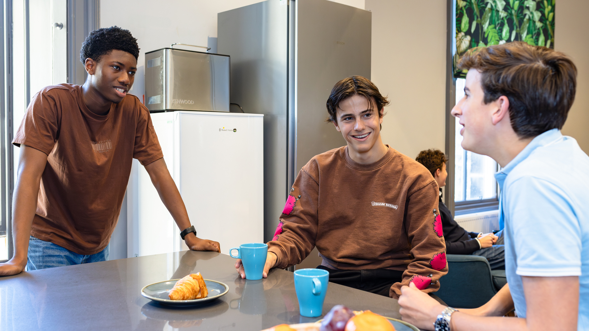 alumnos socializando en la residencia en el curso escolar en inglaterra en St. Leonards School