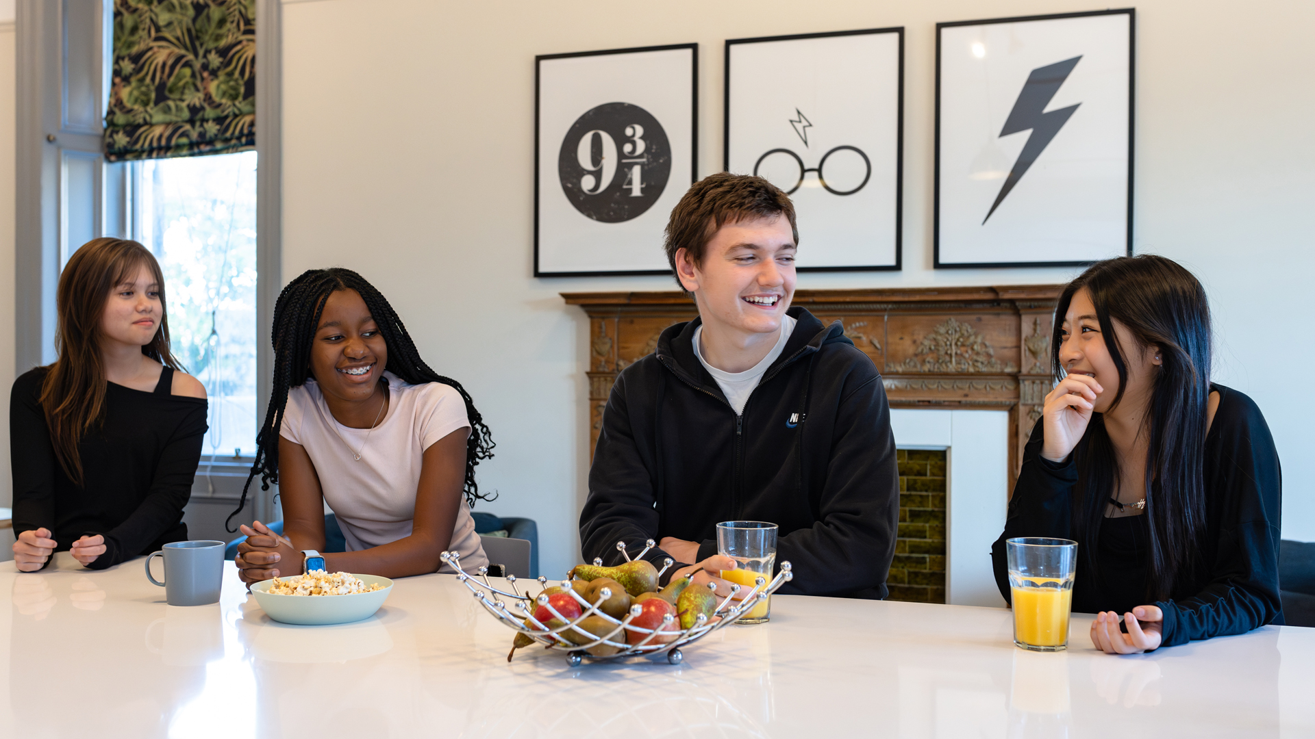 alumnos y alumnas socializando en la residencia en el curso escolar en inglaterra en St. Leonards School