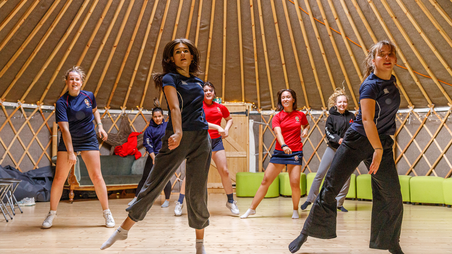 alumnas de clase de danza en el curso escolar en inglaterra en St. Leonards School