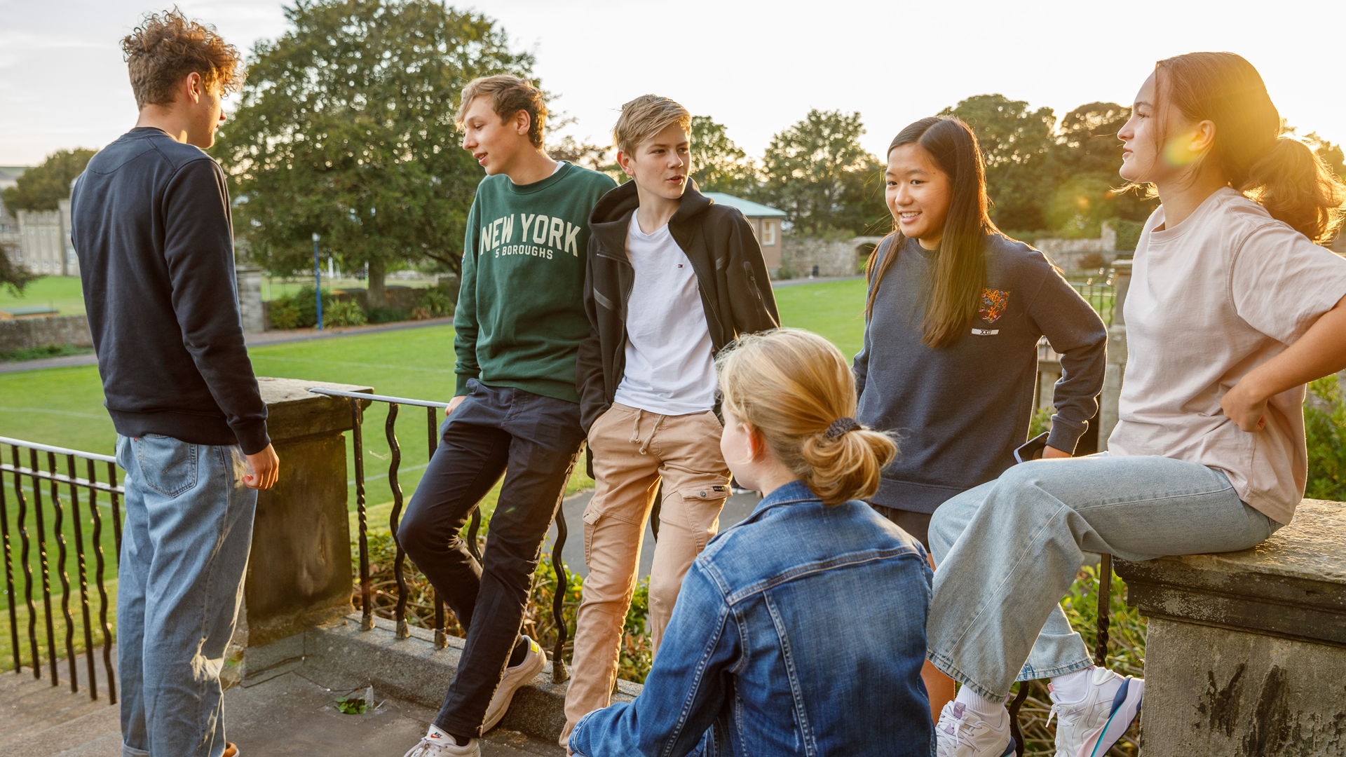 alumnos y alumnas hablando en la zona de jardines en el curso escolar en inglaterra en St. Leonards School