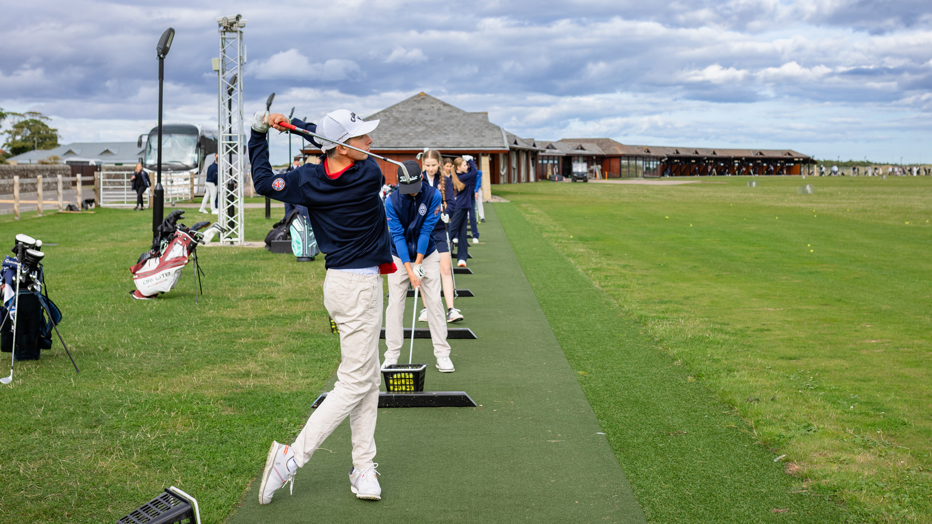 alumnos practicando golf en el campo propio de la escuela en el curso escolar en inglaterra en St. Leonards School