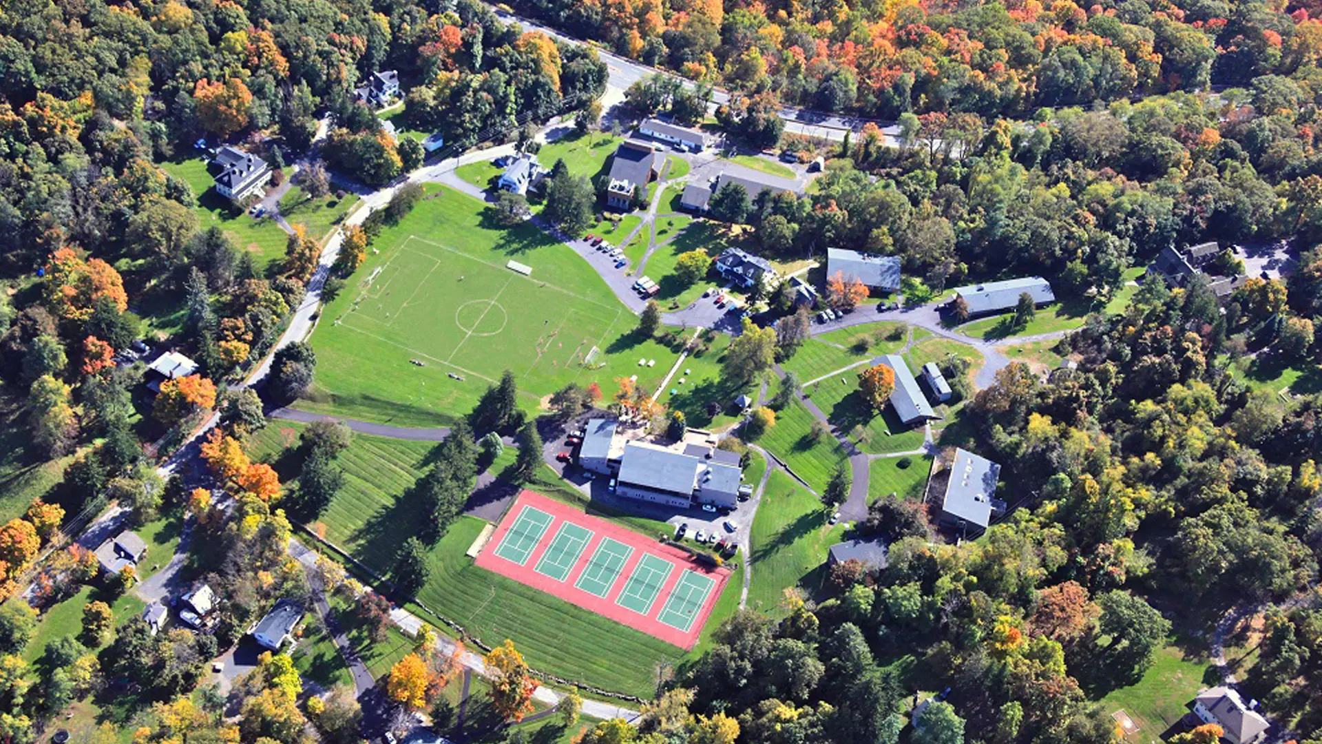 edificios y pistas de tenis del campus en el curso escolar en estados unidos de The Storm King School