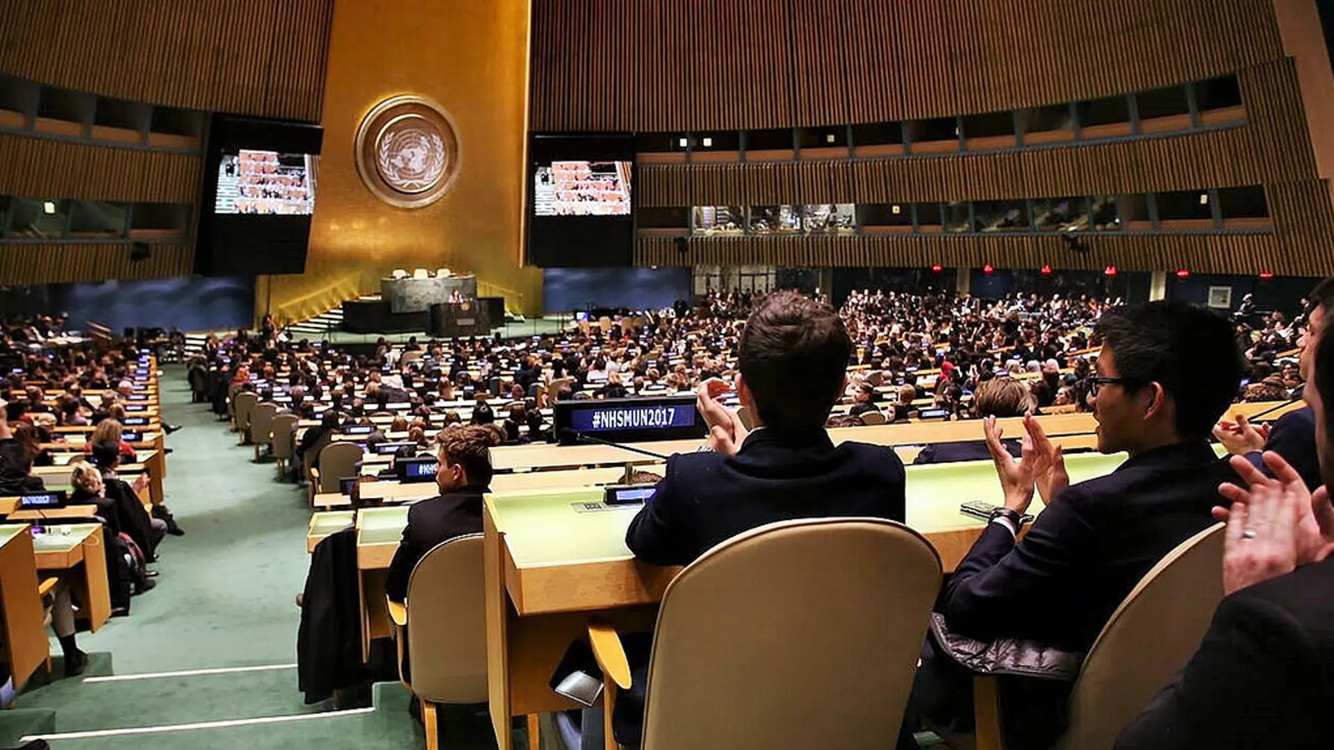 estudiantes participando en un congreso en el curso escolar en estados unidos de The Storm King School