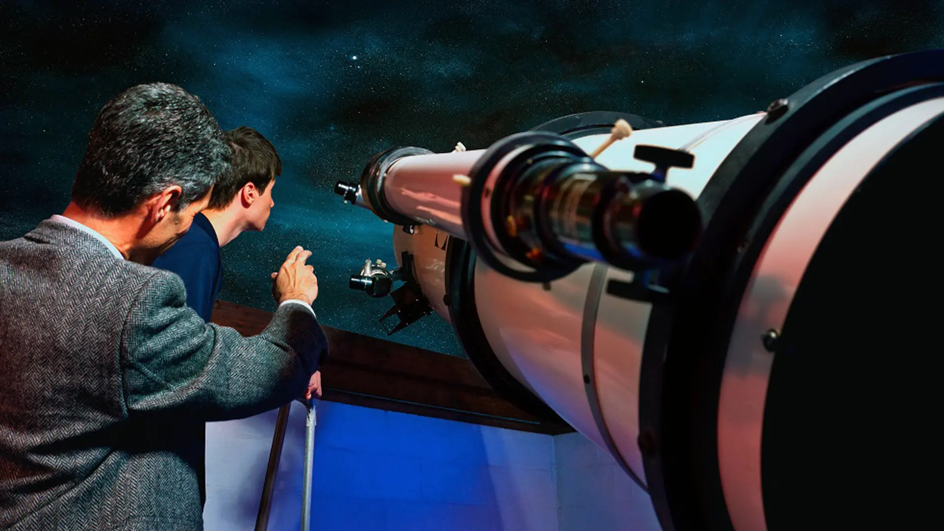 estudiante de ciencias con un telescopio en el curso escolar en estados unidos de The Storm King School