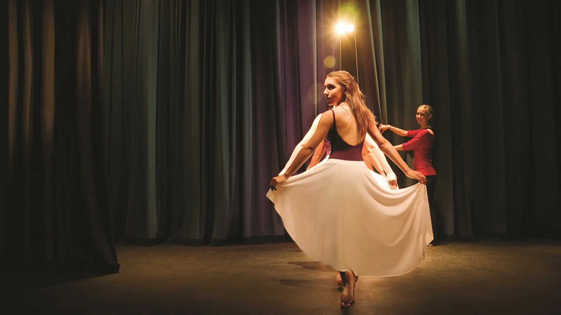 estudiantes practicando danza en el curso escolar en estados unidos de The Storm King School