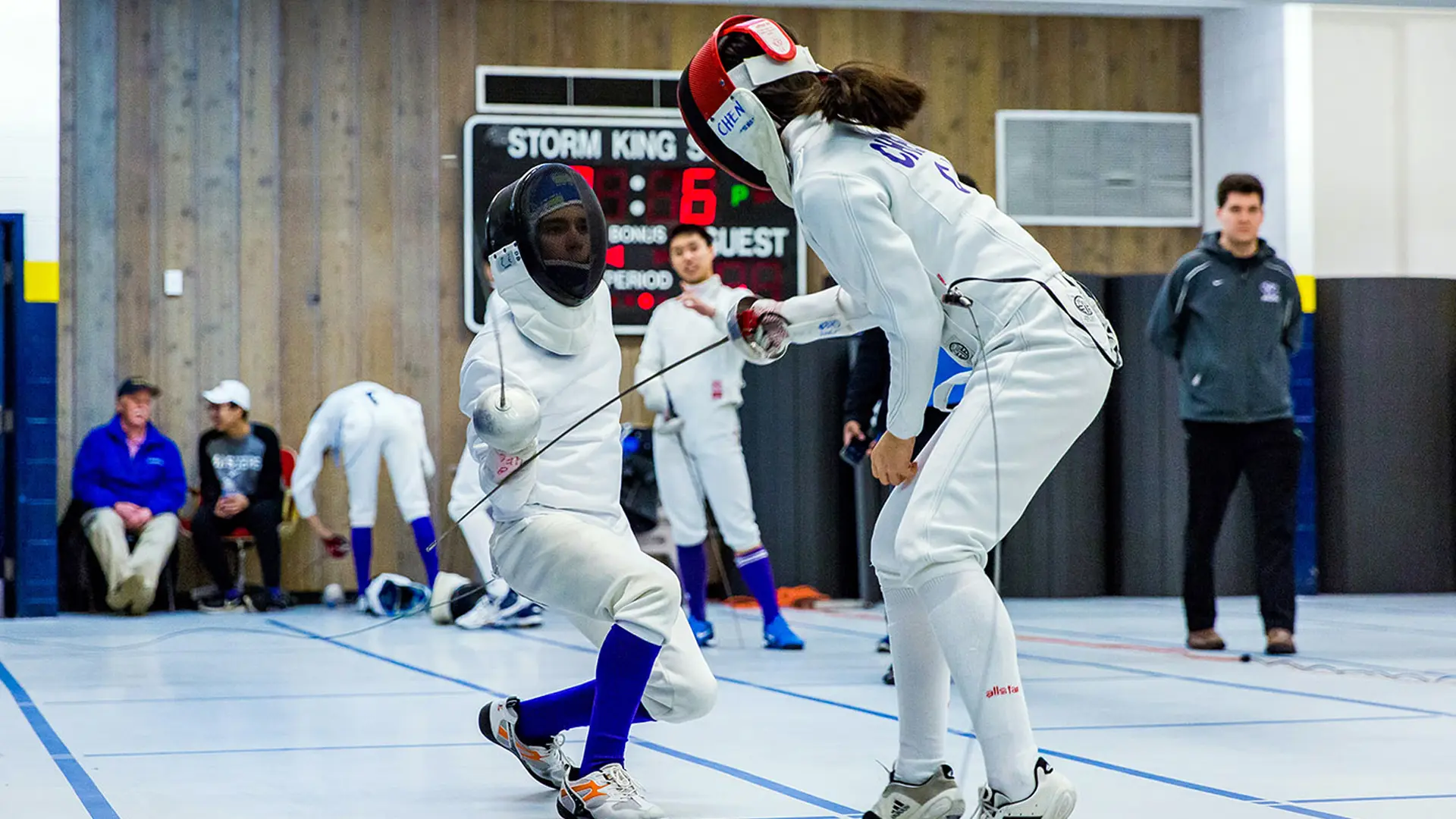 estudiantes practicando esgrima en el curso escolar en estados unidos de The Storm King School