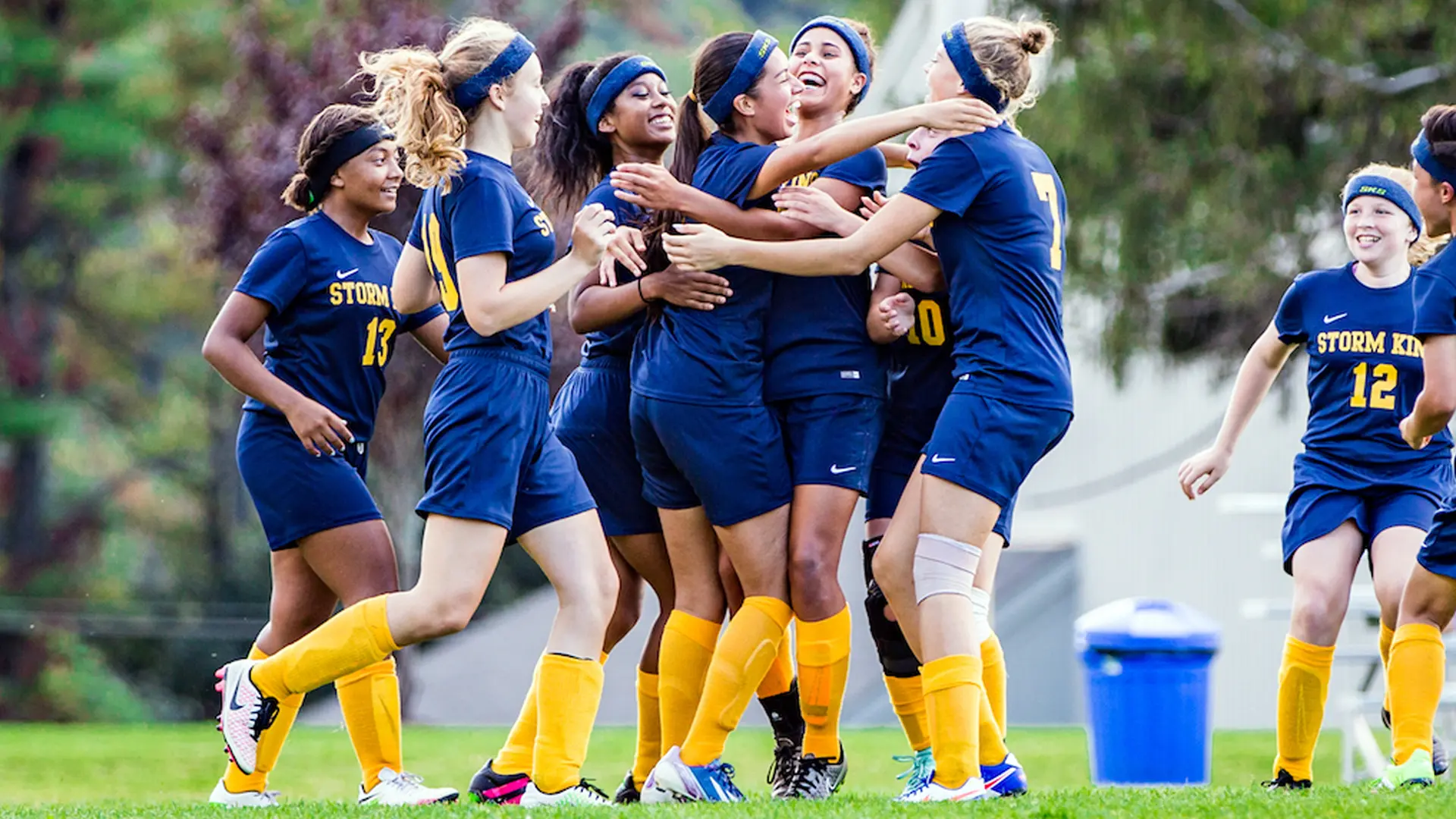 estudiantes jugando a futbol en el curso escolar en estados unidos de The Storm King School