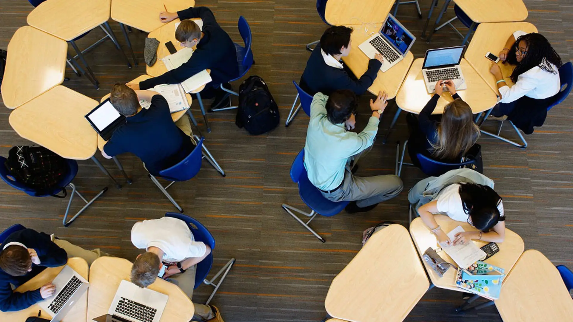 estudiando en las instalaciones de la escuela en el curso escolar en estados unidos de The Storm King School
