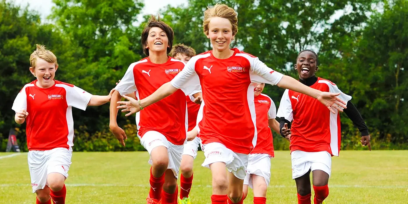 Estudiantes jugando al futbol en Oakman